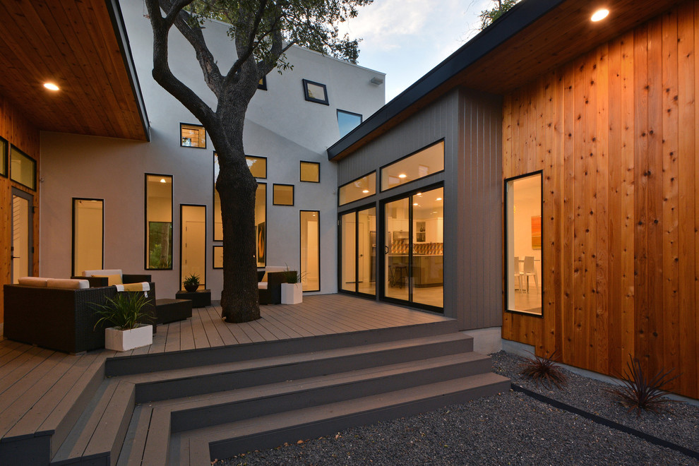 Mittelgroße, Überdachte Moderne Terrasse hinter dem Haus in Austin