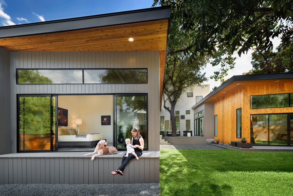 Idee per una terrazza moderna di medie dimensioni e dietro casa con un tetto a sbalzo
