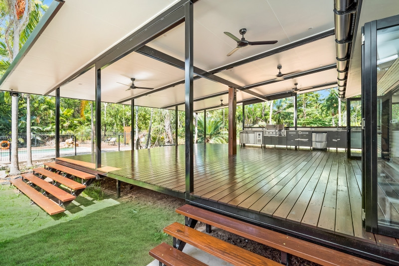 Geräumige, Überdachte Terrasse hinter dem Haus mit Outdoor-Küche in Darwin