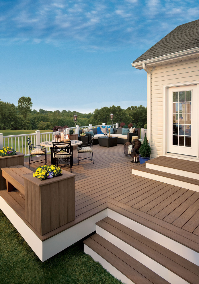 Große, Unbedeckte Klassische Terrasse hinter dem Haus in Baltimore