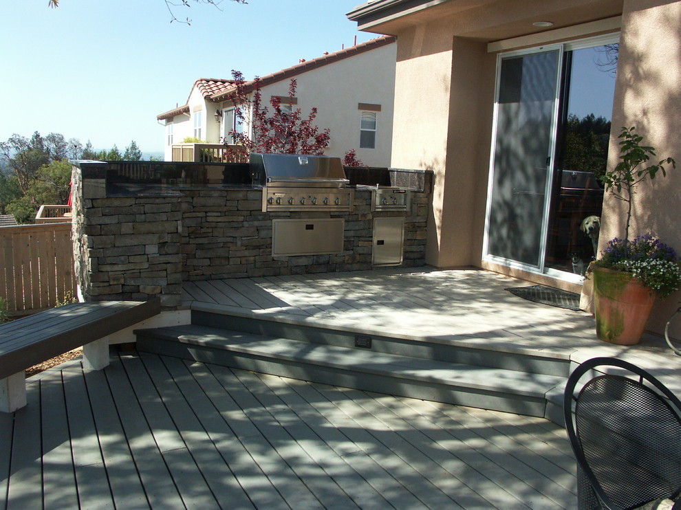 Trex Deck & Outdoor Kitchen - Clásico - Terraza y balcón - San ...