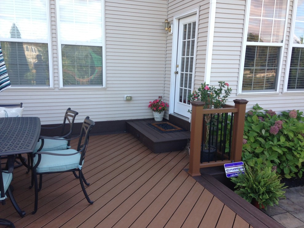Example of a mid-sized minimalist backyard deck design in Philadelphia