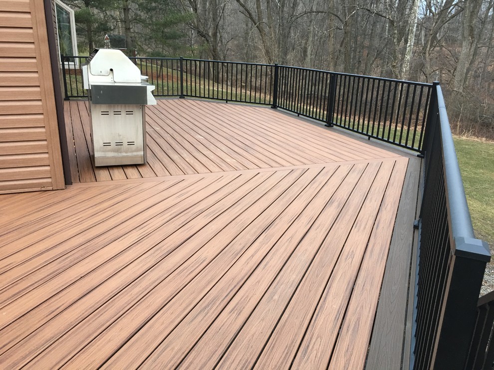 Trex deck with Cambridge paver patio Contemporary Deck