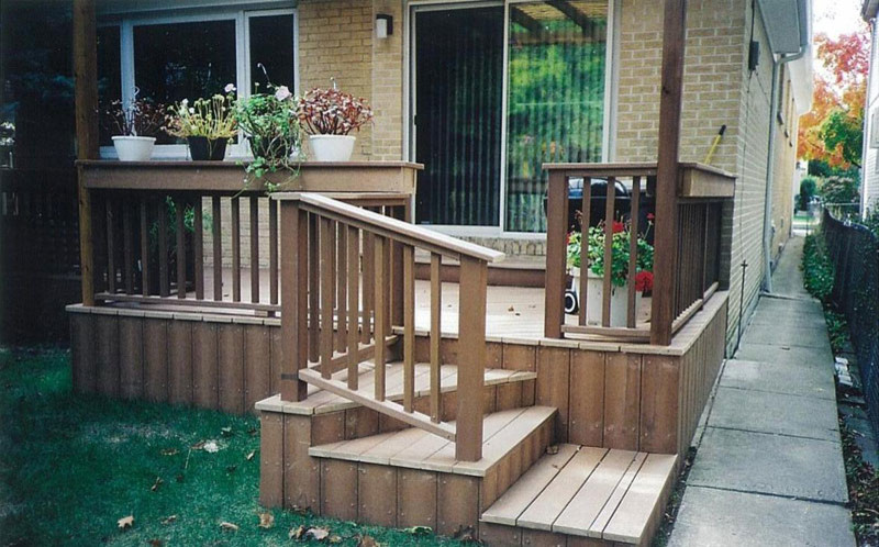 На фото: маленькая терраса на заднем дворе в стиле рустика для на участке и в саду с