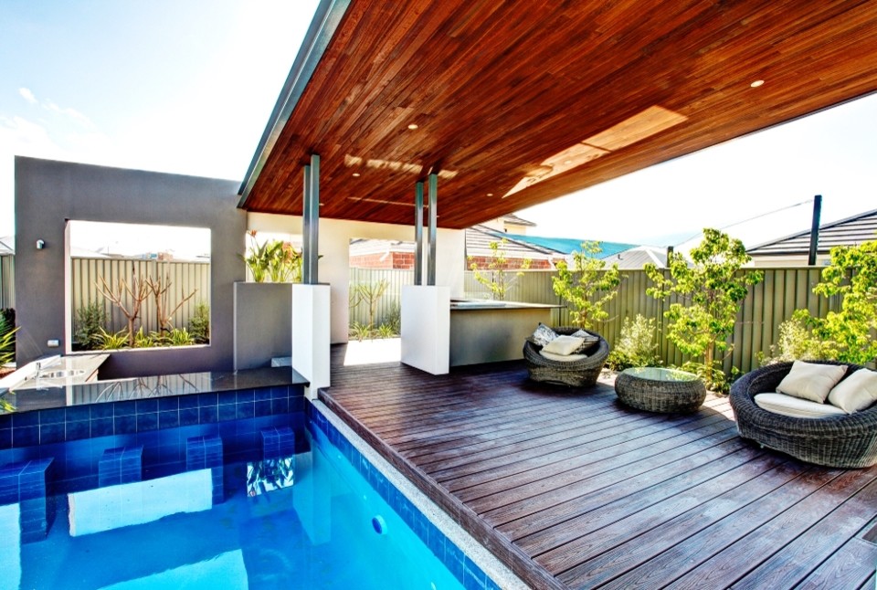 Idée de décoration pour une terrasse arrière design de taille moyenne avec un point d'eau et une pergola.