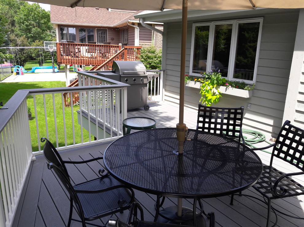 Ejemplo de terraza actual de tamaño medio en patio trasero con cocina exterior