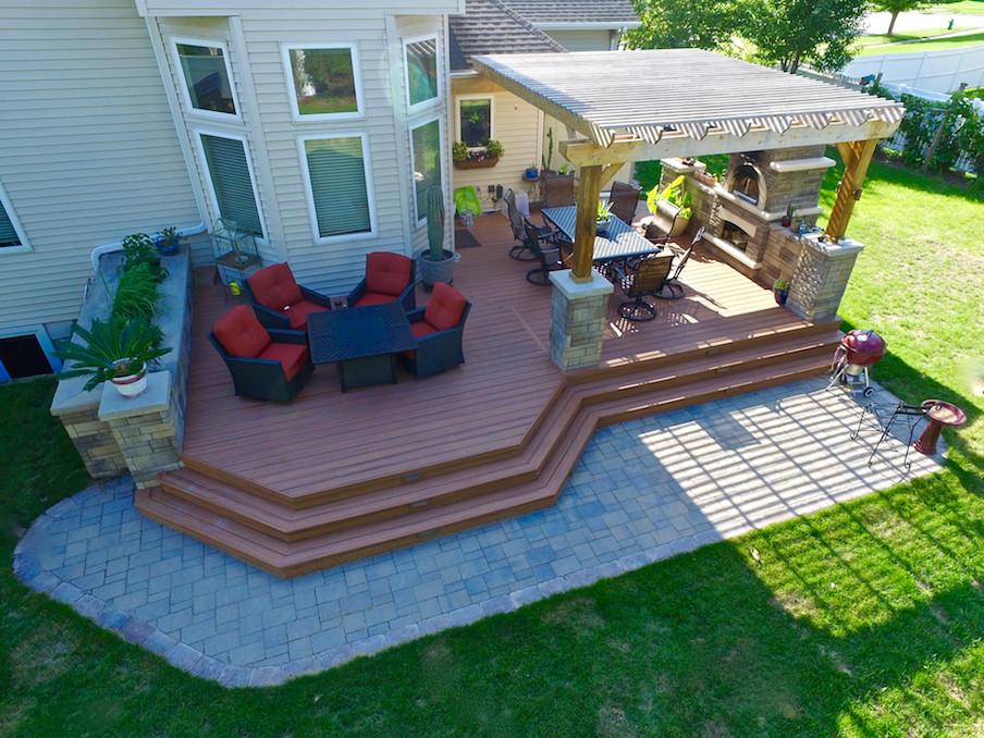 Foto de terraza contemporánea grande en patio trasero con cocina exterior y pérgola
