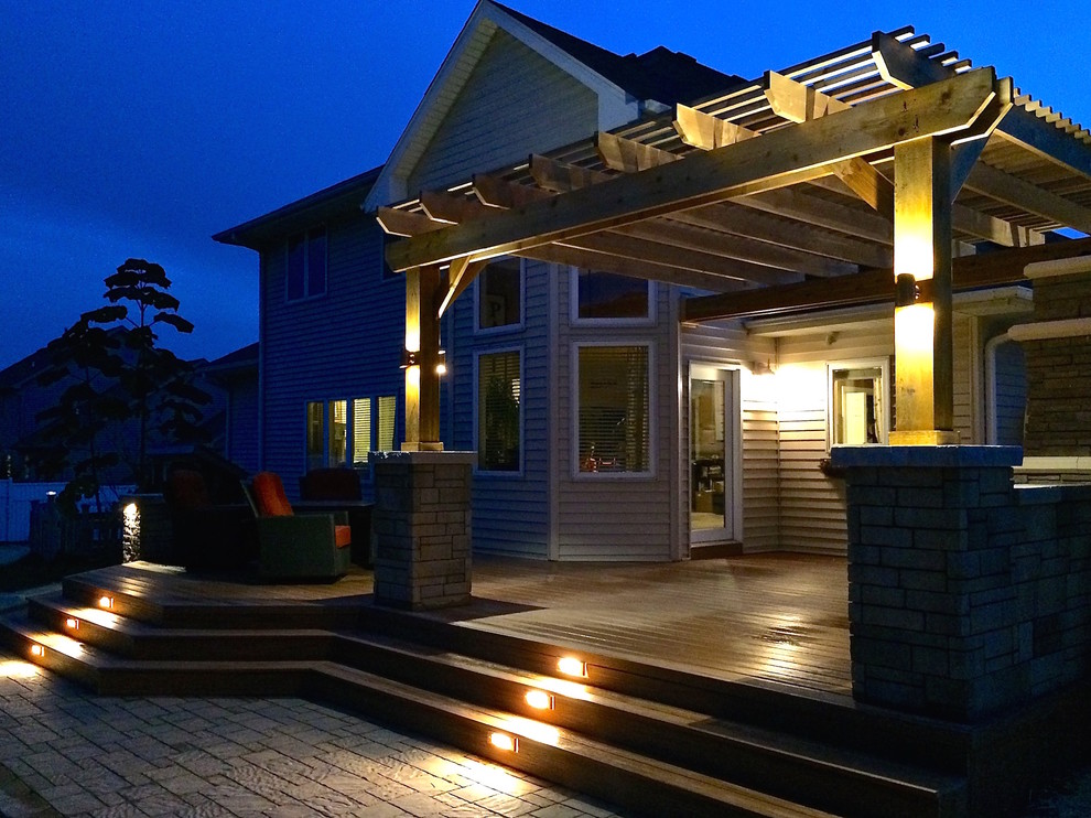Cette photo montre une terrasse arrière tendance de taille moyenne avec une cuisine d'été et une pergola.