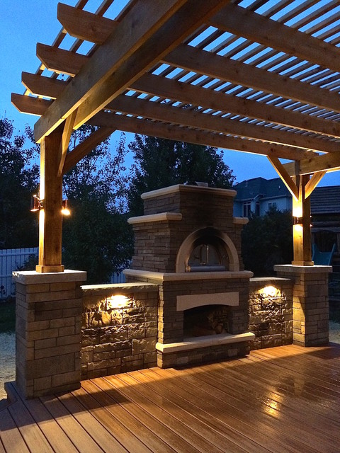Trex Transcend Deck With Pizza Oven And Pergola Lighting 