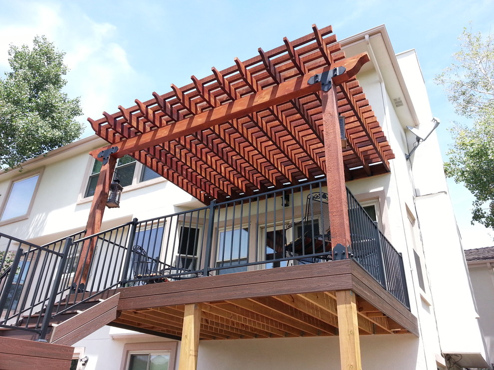 Idéer för mellanstora amerikanska terrasser på baksidan av huset, med en pergola