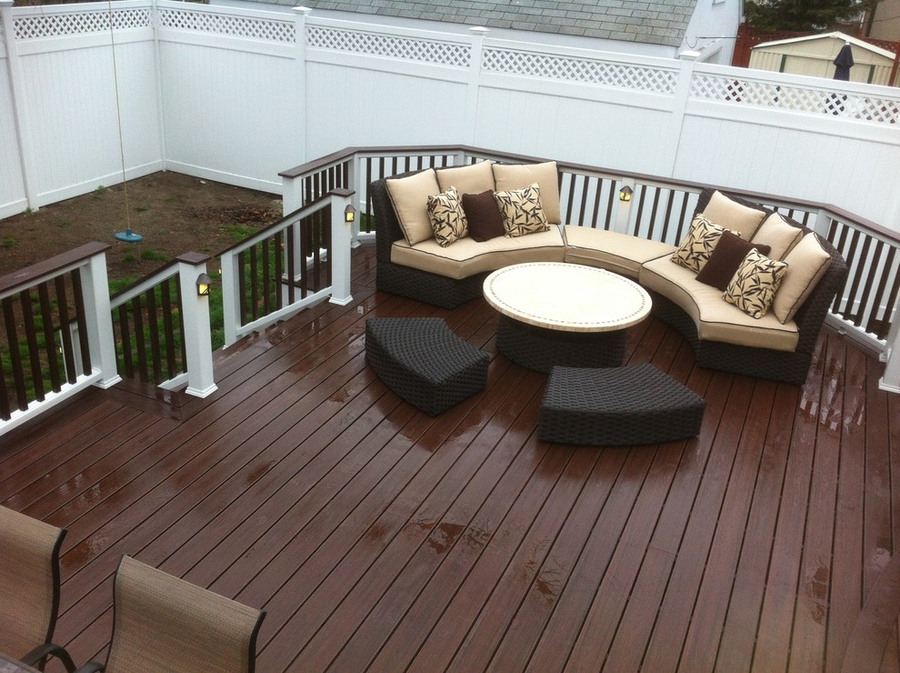 Example of a minimalist backyard deck design in New York