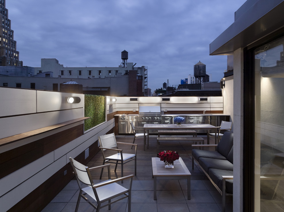 ニューヨークにあるコンテンポラリースタイルのおしゃれな屋上のデッキ (アウトドアキッチン、日よけなし、屋上) の写真