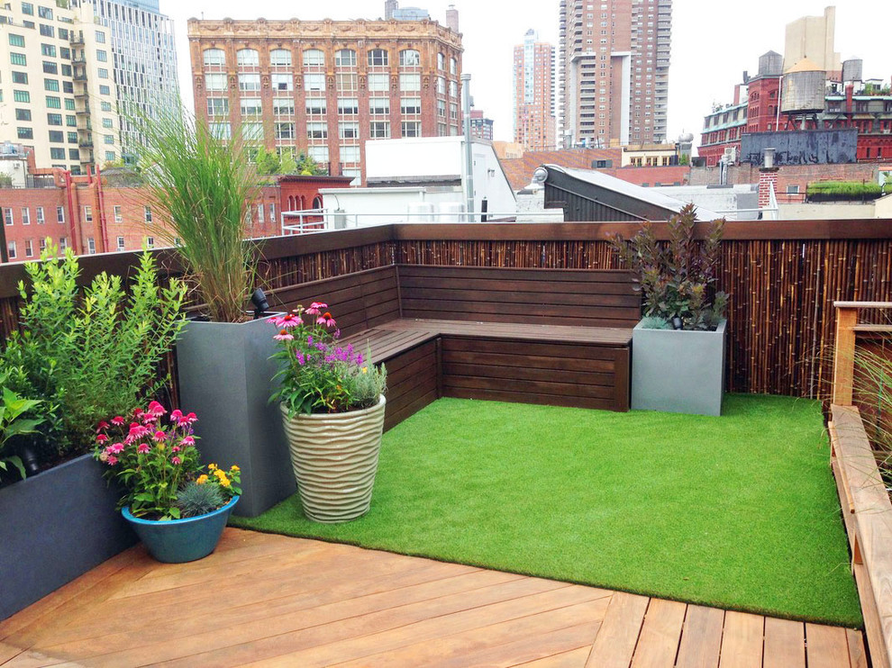 Modelo de terraza contemporánea en azotea con jardín de macetas