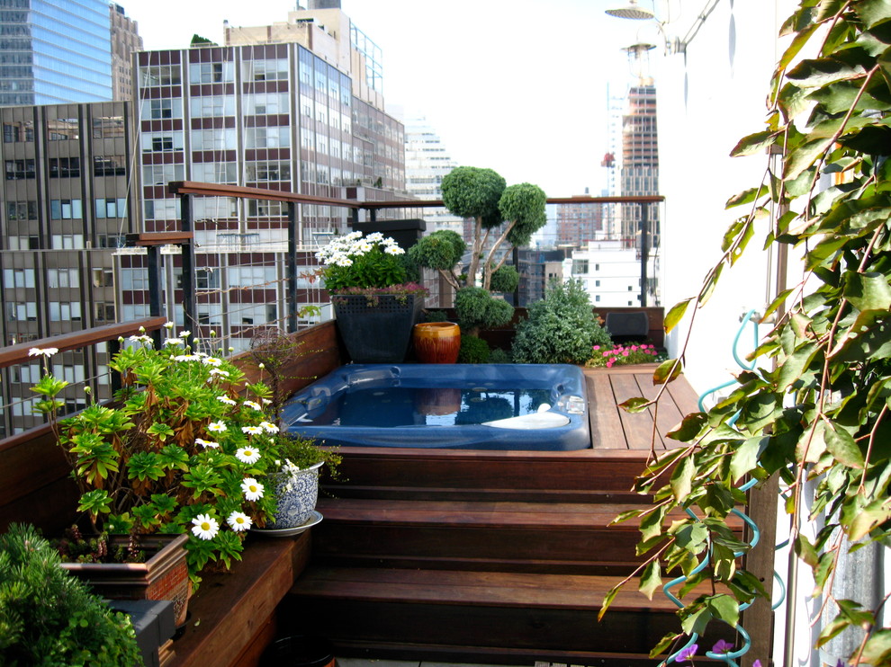 Example of a trendy deck design in New York