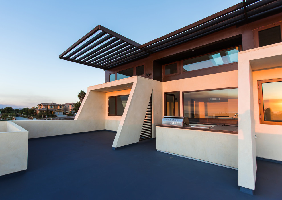 サンディエゴにある高級な中くらいなコンテンポラリースタイルのおしゃれな屋上のデッキ (張り出し屋根、屋上) の写真