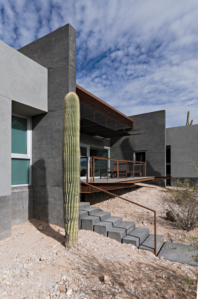 Überdachte Moderne Terrasse hinter dem Haus in Phoenix