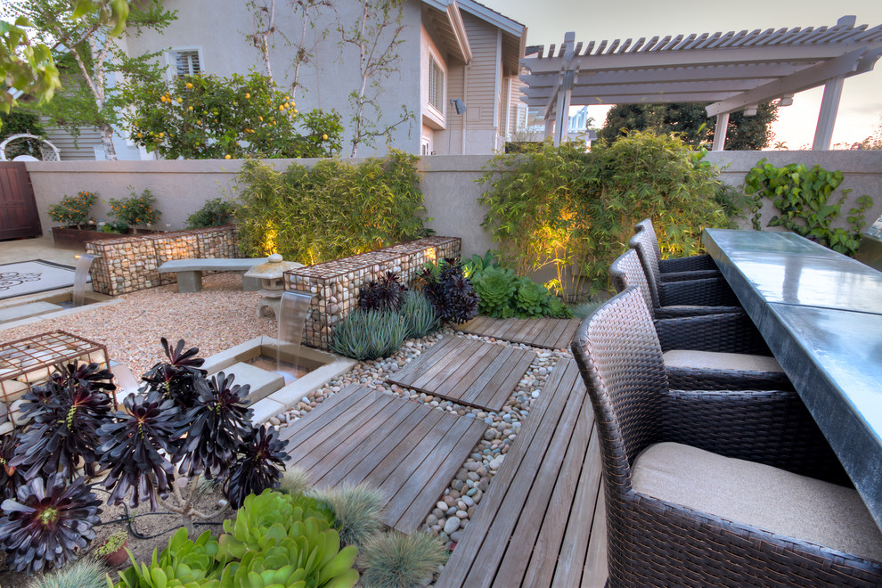 Imagen de terraza contemporánea de tamaño medio sin cubierta en patio trasero