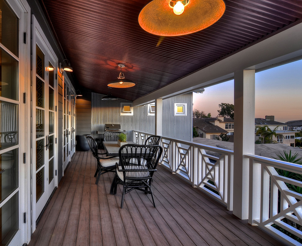 Cette image montre une terrasse arrière marine de taille moyenne avec une cuisine d'été et une extension de toiture.