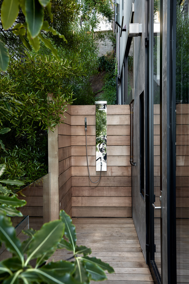 Diseño de terraza minimalista pequeña sin cubierta en patio lateral con ducha exterior