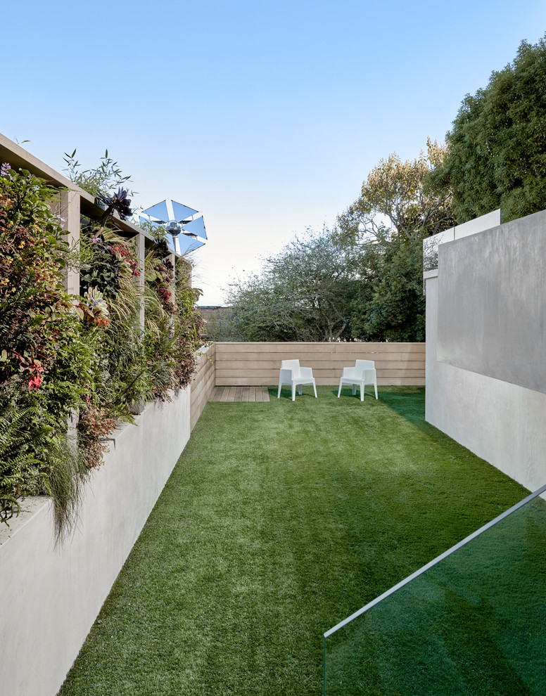 Modelo de terraza moderna de tamaño medio sin cubierta en patio trasero con jardín vertical