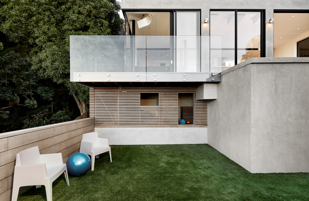 Diseño de terraza minimalista de tamaño medio sin cubierta en patio lateral