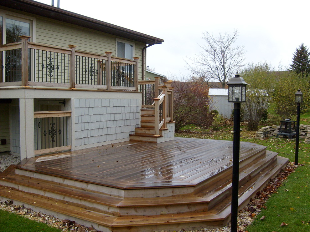 Immagine di una terrazza stile marino di medie dimensioni e dietro casa con nessuna copertura