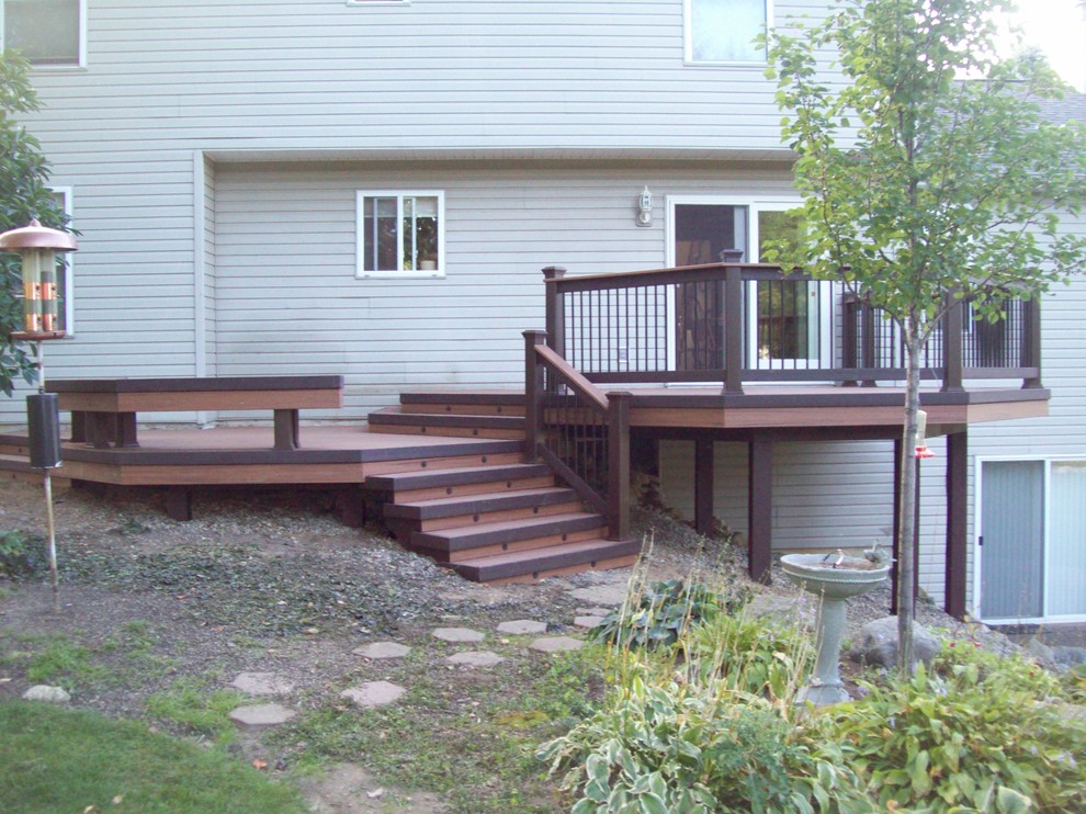 Ejemplo de terraza actual de tamaño medio sin cubierta en patio trasero