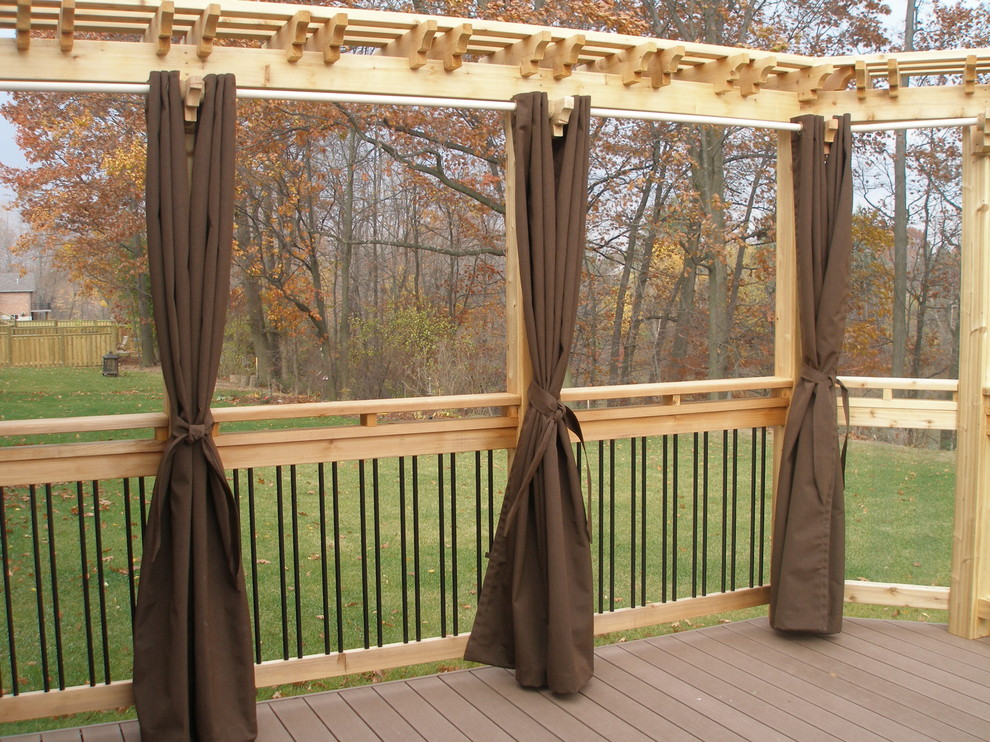 Cette image montre une terrasse arrière craftsman de taille moyenne avec aucune couverture.