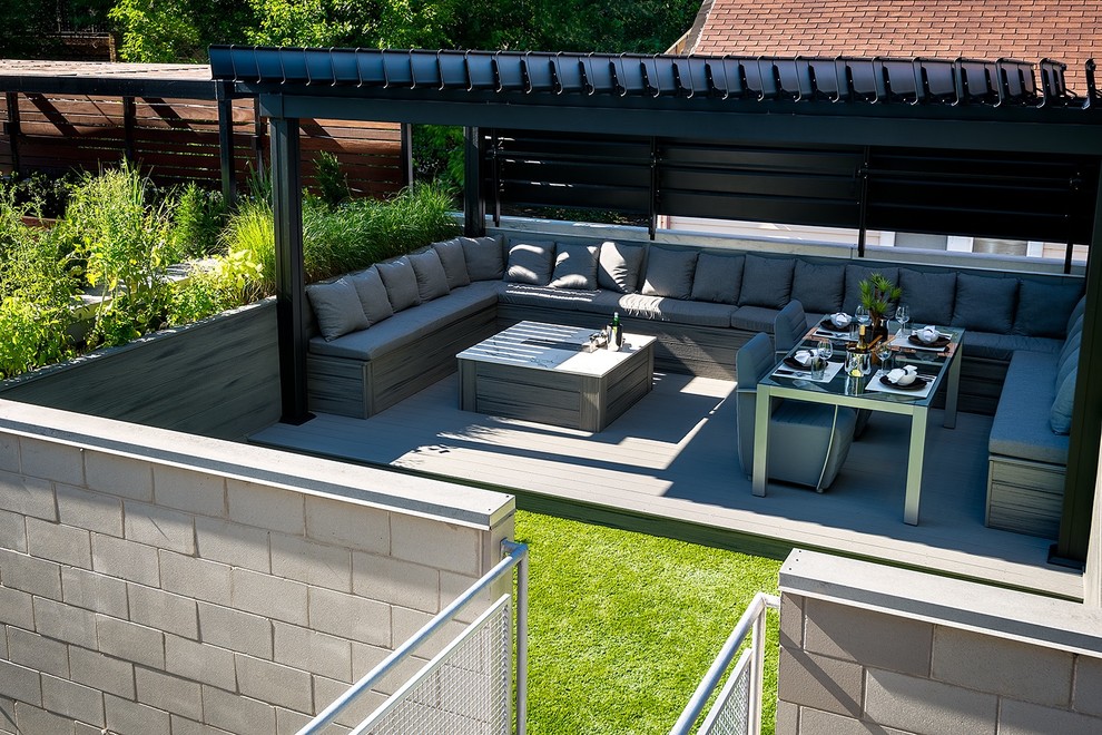 Idées déco pour un toit terrasse moderne de taille moyenne avec un foyer extérieur et une pergola.