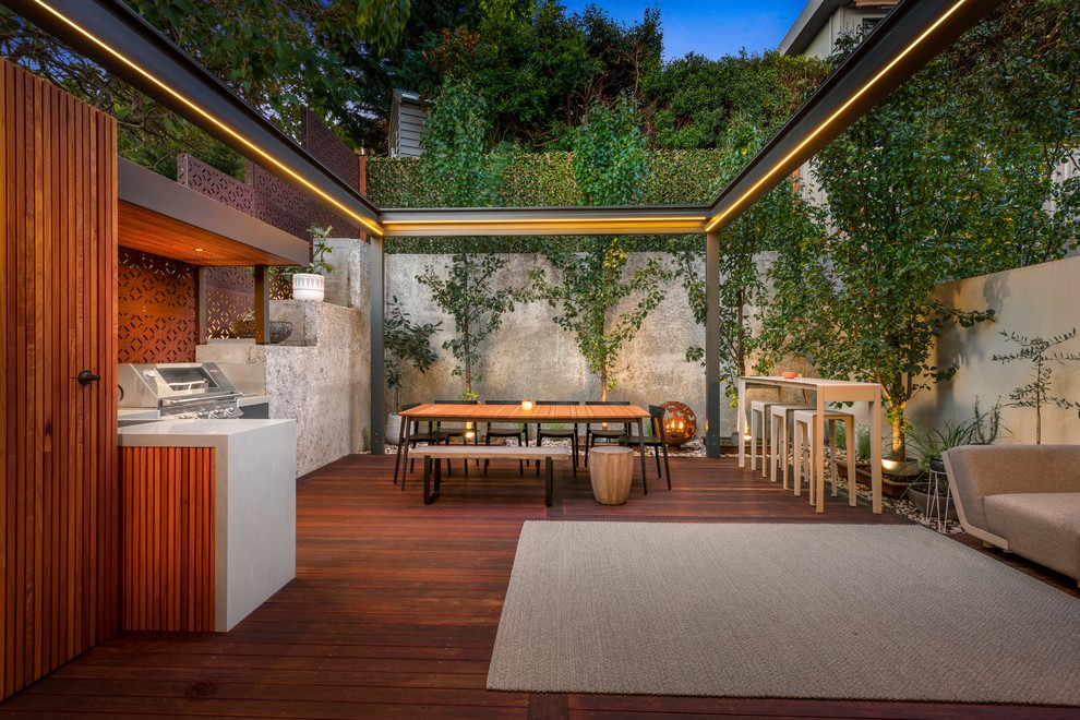 Mittelgroße, Unbedeckte Moderne Terrasse hinter dem Haus mit Outdoor-Küche in Melbourne