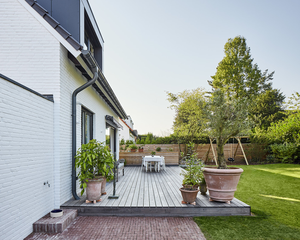 This is an example of a medium sized classic terrace in Dusseldorf.