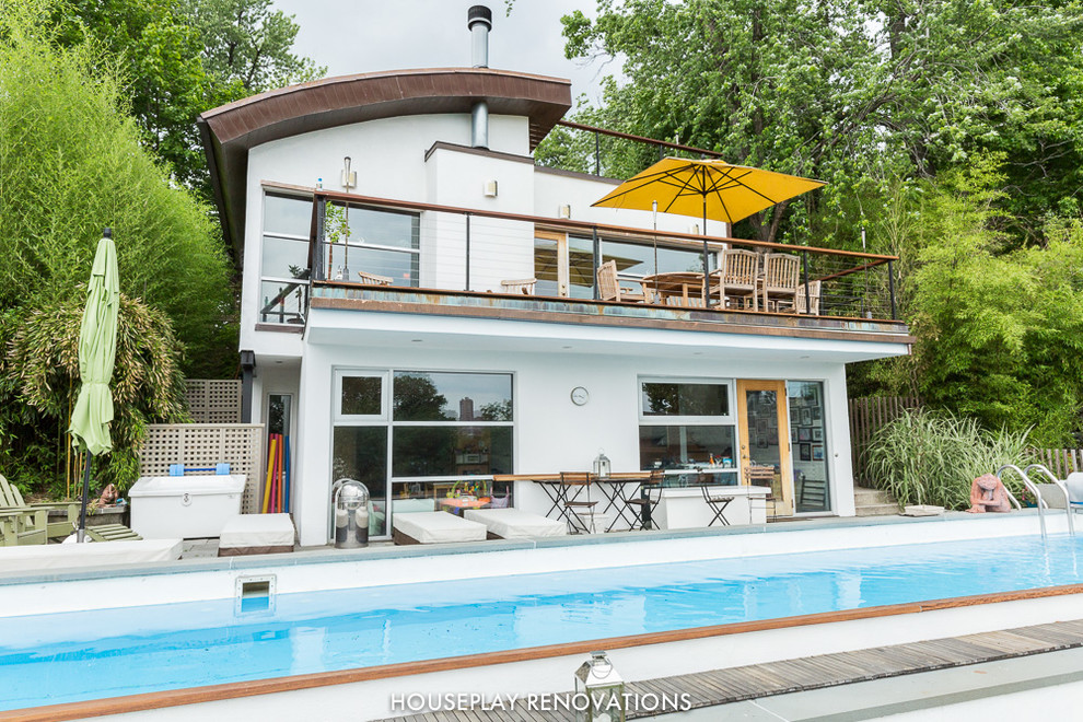 Стильный дизайн: терраса среднего размера на заднем дворе в стиле модернизм без защиты от солнца - последний тренд