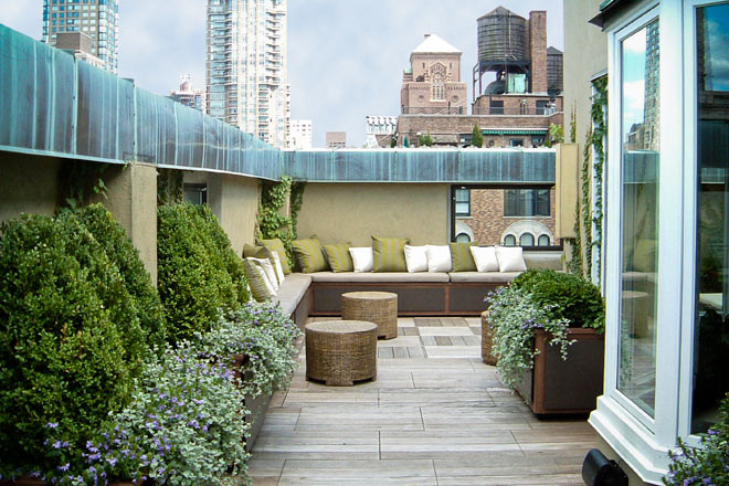 Idee per una grande terrazza minimal in cortile con un giardino in vaso e nessuna copertura