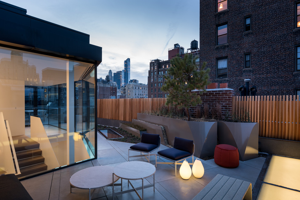 Ispirazione per una terrazza contemporanea nel cortile laterale con nessuna copertura