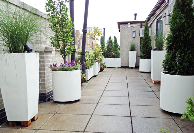 Upper West Side Roof Garden: White Planters, Terrace Deck, Paver Patio,  Containe - Contemporary - Terrace - New York - by Amber Freda Garden Design  | Houzz UK