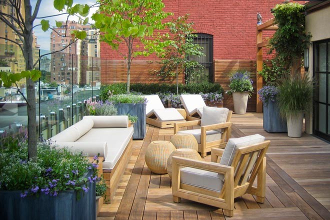 Deck container garden - large contemporary courtyard deck container garden idea in New York