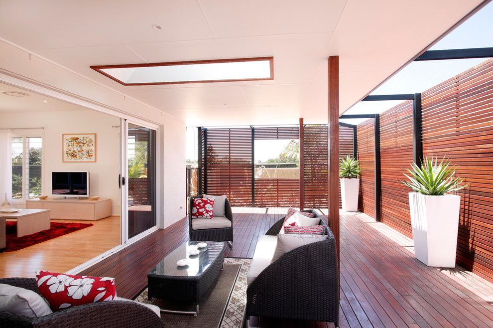 Mittelgroße, Überdachte Moderne Terrasse hinter dem Haus mit Kübelpflanzen in Sydney