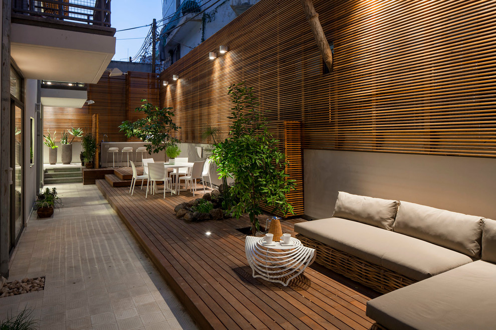 This is an example of a contemporary side terrace in Tel Aviv with no cover and feature lighting.