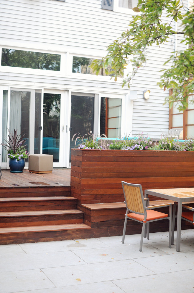 Mittelgroße, Unbedeckte Moderne Terrasse hinter dem Haus mit Kübelpflanzen in Chicago