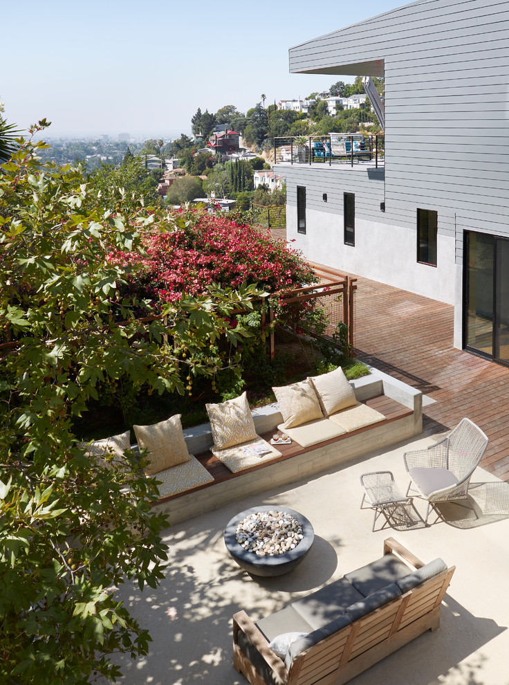 ロサンゼルスにあるお手頃価格の広いコンテンポラリースタイルのおしゃれな裏庭のデッキ (ファイヤーピット、日よけなし) の写真
