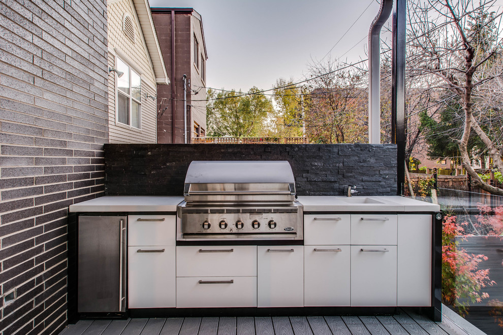 Inspiration pour une grande terrasse arrière minimaliste avec une cuisine d'été et aucune couverture.