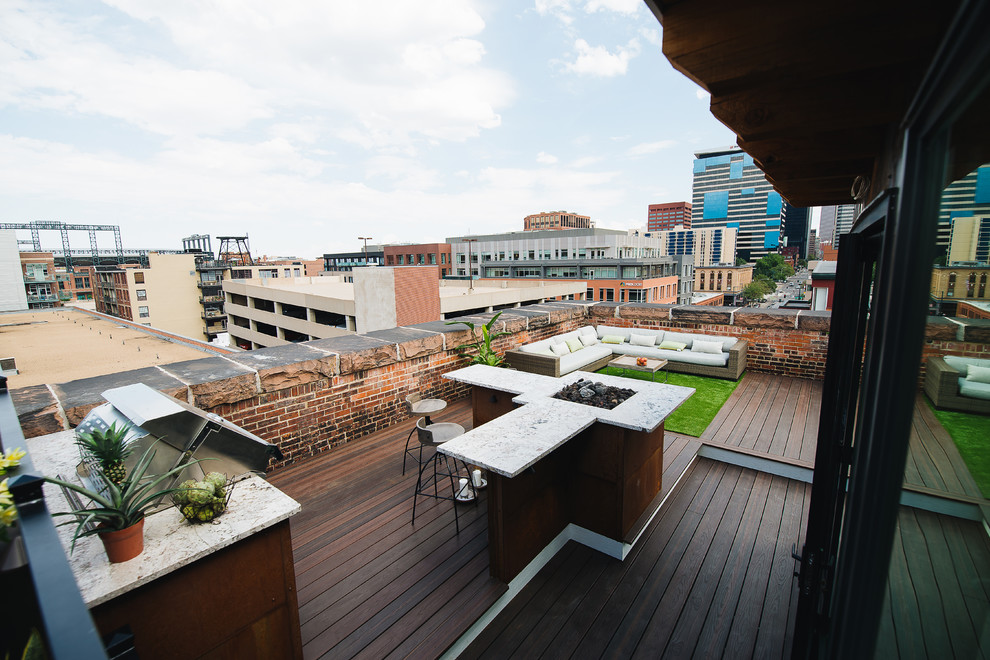 Esempio di una terrazza design sul tetto, sul tetto e di medie dimensioni con un focolare e nessuna copertura