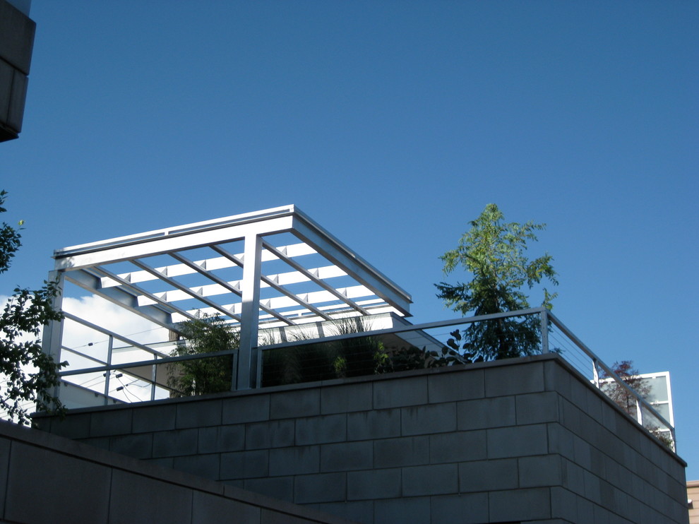 Design ideas for a contemporary terrace in Chicago.