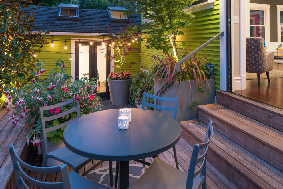 Mittelgroße, Unbedeckte Moderne Terrasse hinter dem Haus mit Kübelpflanzen in Seattle