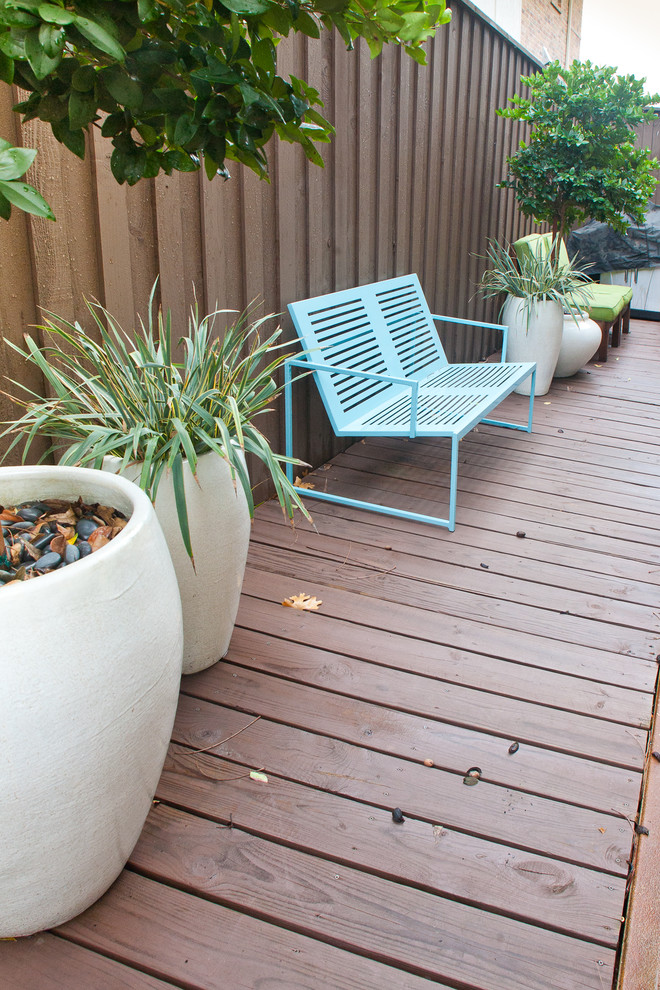 Example of a trendy deck design in Dallas