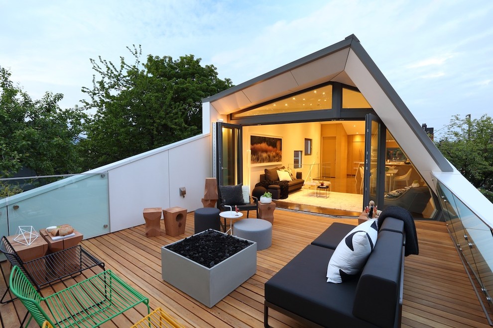 Cette photo montre un toit terrasse sur le toit tendance de taille moyenne avec aucune couverture et un foyer extérieur.