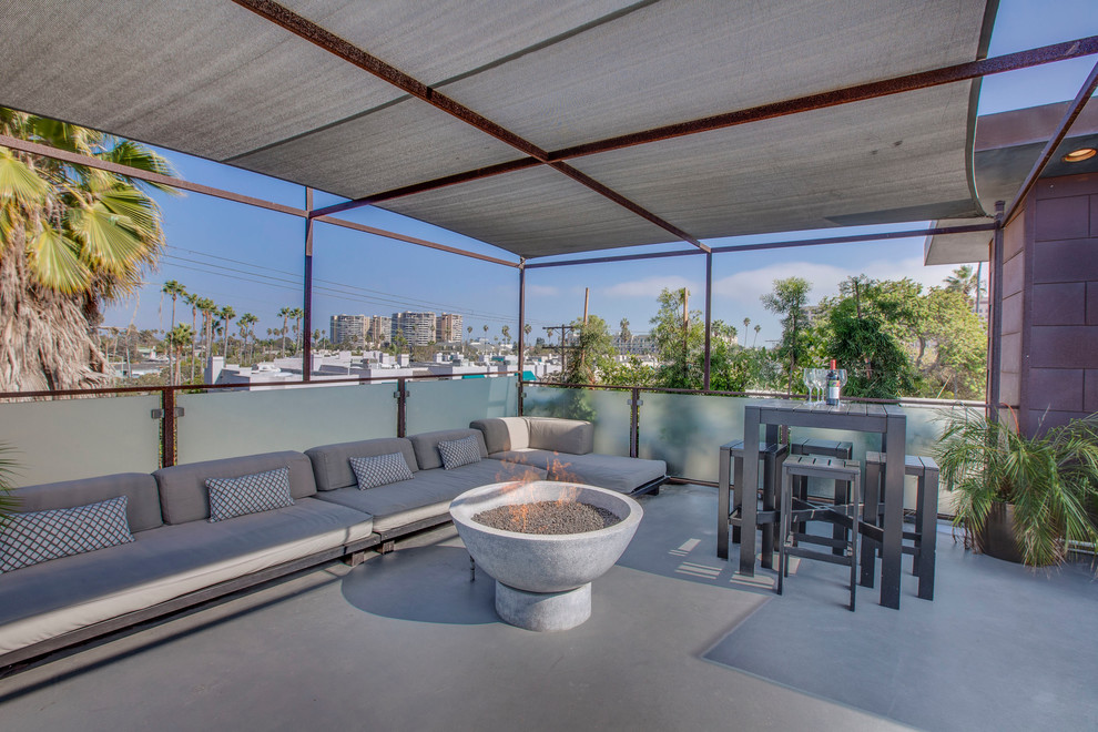 Example of a trendy rooftop deck design in Los Angeles