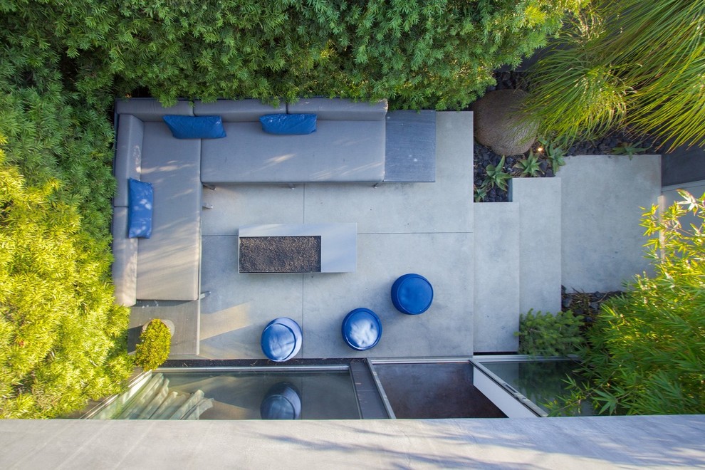 Unbedeckte Moderne Terrasse neben dem Haus mit Feuerstelle in Los Angeles