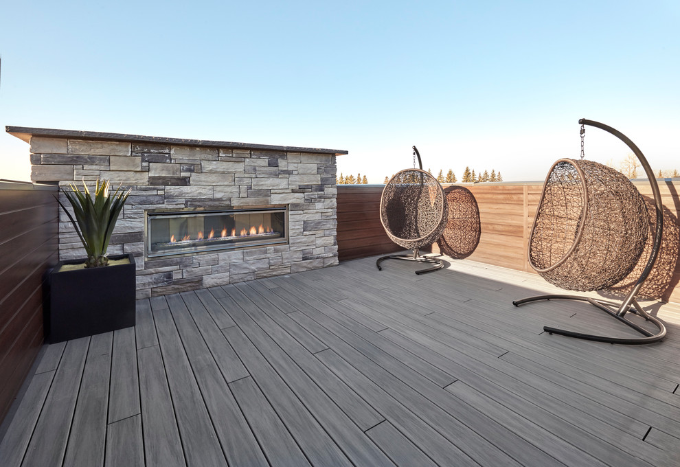 エドモントンにある高級な広いコンテンポラリースタイルのおしゃれな屋上のデッキ (屋外暖炉、日よけなし、屋上) の写真