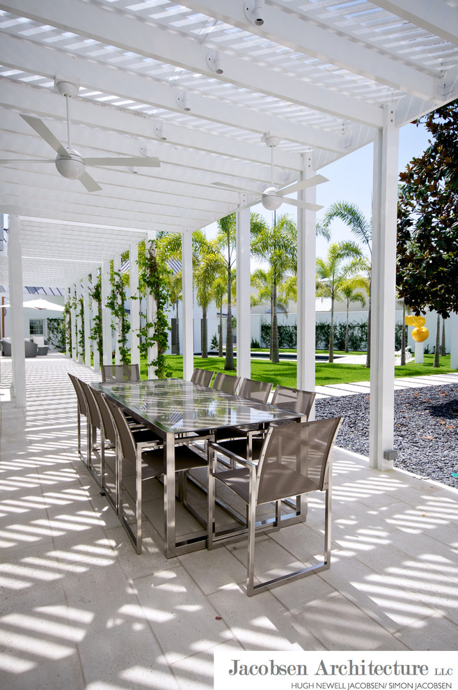 Cette image montre une très grande terrasse arrière minimaliste avec une cuisine d'été et une pergola.